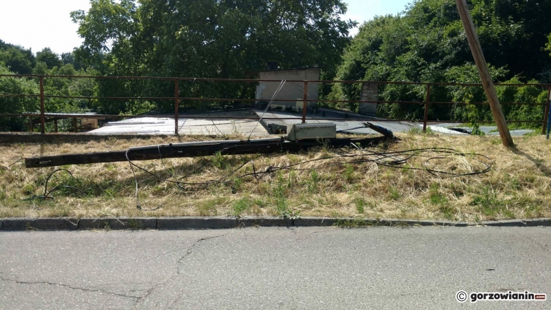 6/6 Zerwane słupy i rozwalone płoty
