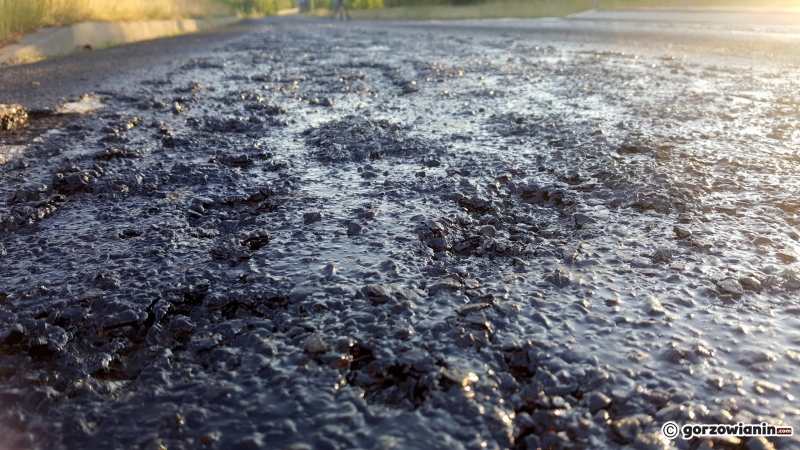 4/10 Stopiony asfalt na obwodnicy Witnicy