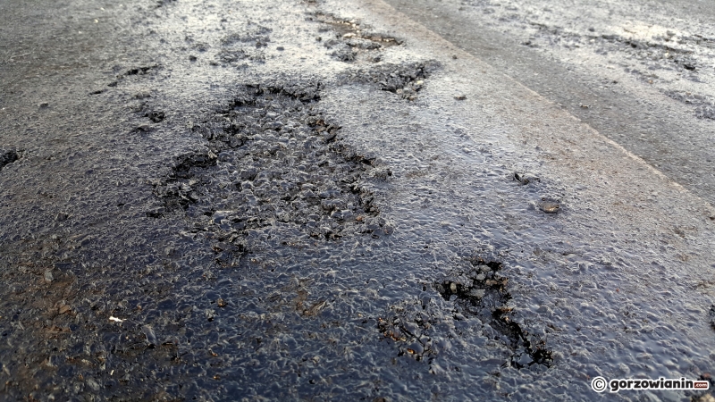 6/10 Stopiony asfalt na obwodnicy Witnicy