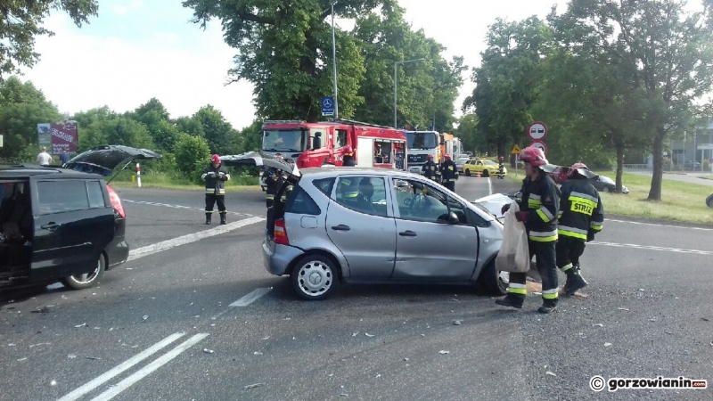 2/3 Czołówka mazdy i mercedesa