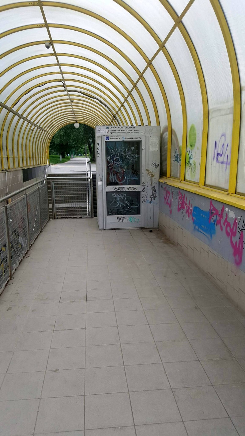 7/8 Zdewastowane przejście podziemne