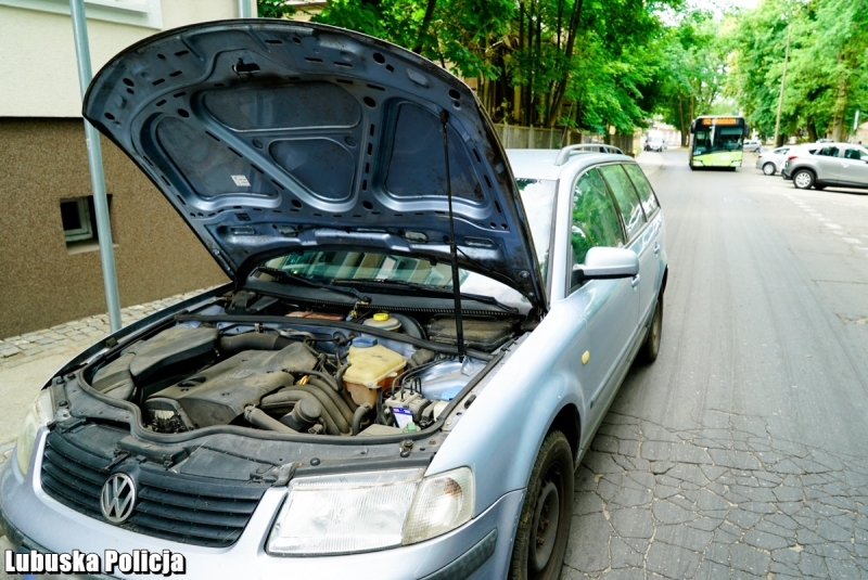3/9 Spowodował kolizję, uciekał kradzionym samochodem