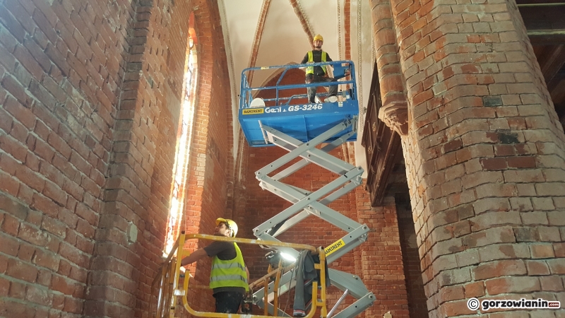 3/16 Wnętrze katedry rok po pożarze