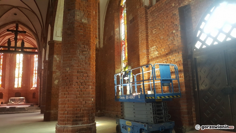 4/16 Wnętrze katedry rok po pożarze