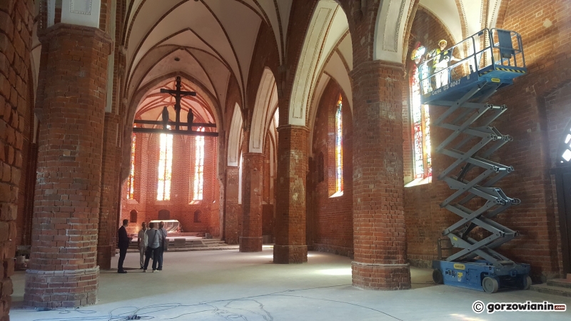 5/16 Wnętrze katedry rok po pożarze