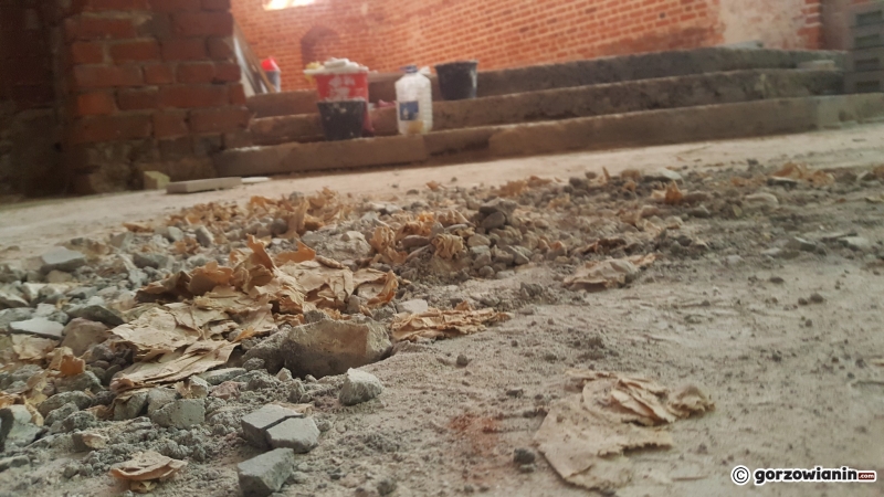 6/16 Wnętrze katedry rok po pożarze