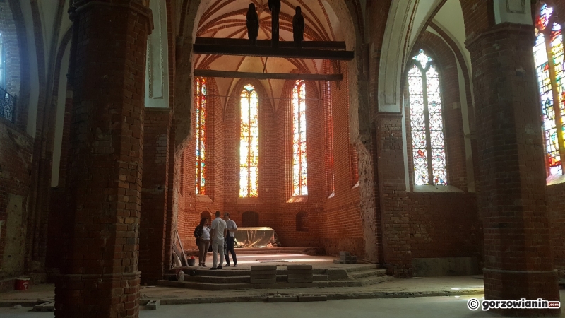 7/16 Wnętrze katedry rok po pożarze