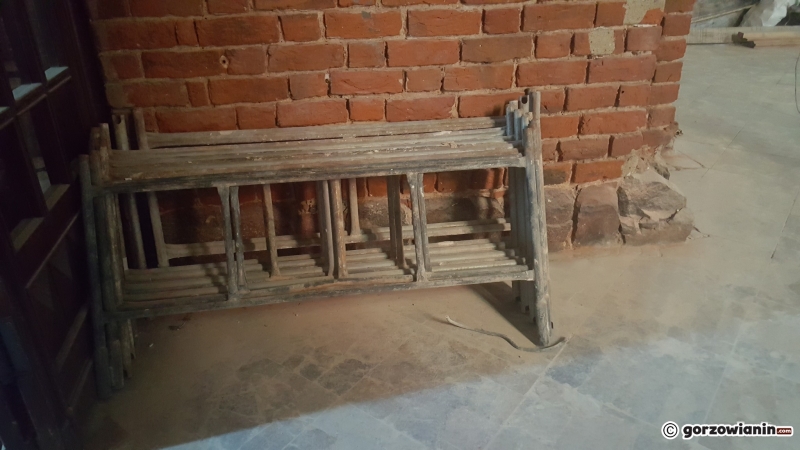 8/16 Wnętrze katedry rok po pożarze