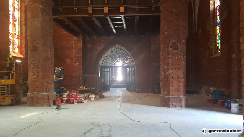 9/16 Wnętrze katedry rok po pożarze