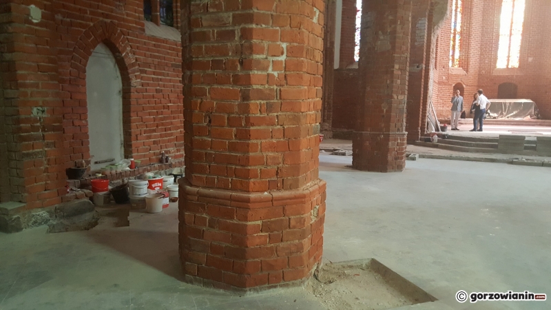 10/16 Wnętrze katedry rok po pożarze