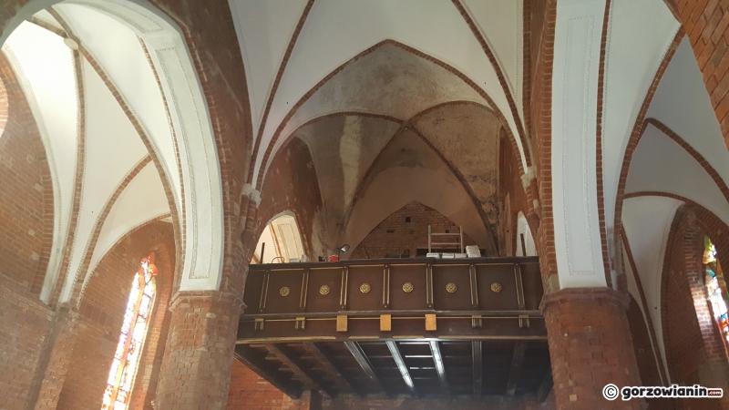 11/16 Wnętrze katedry rok po pożarze