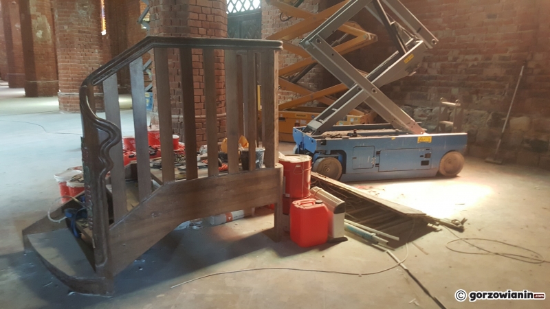 12/16 Wnętrze katedry rok po pożarze