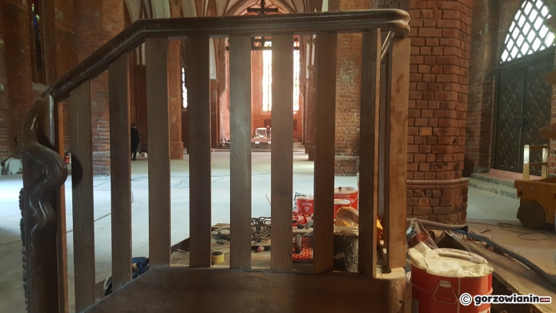 13/16 Wnętrze katedry rok po pożarze