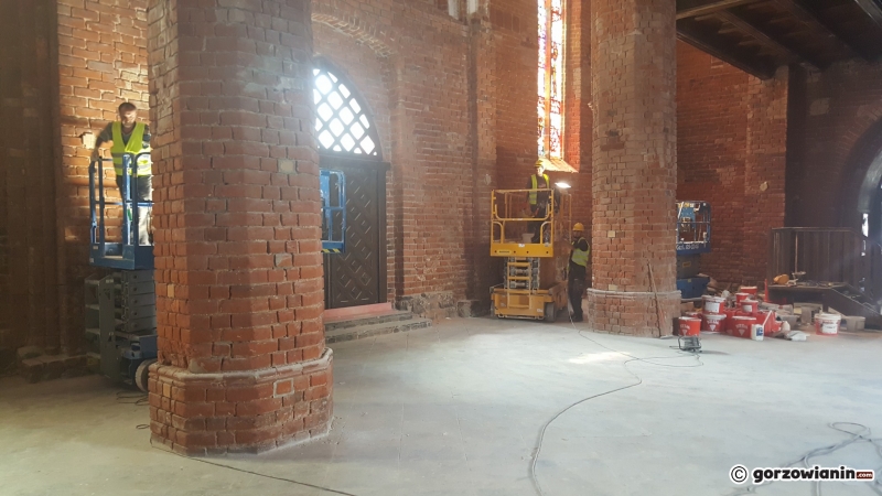 15/16 Wnętrze katedry rok po pożarze