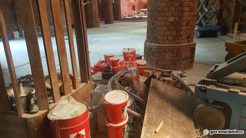 16/16 Wnętrze katedry rok po pożarze