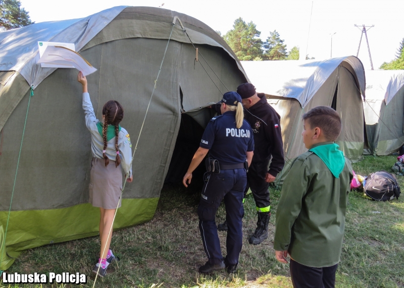 2/8 Obozy pod kontrolą policji