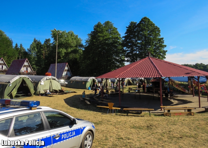 3/8 Obozy pod kontrolą policji