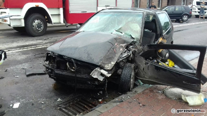 3/4 Ciężarówka uderzyła w budynek