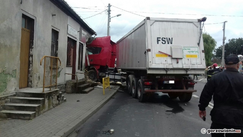 4/4 Ciężarówka uderzyła w budynek