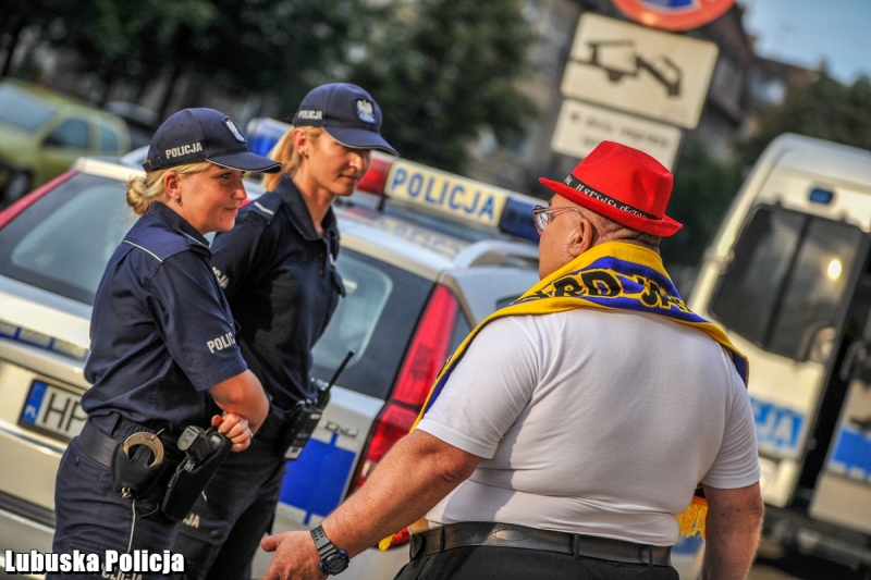 2/6 Policjanci zabezpieczali żużlową imprezę