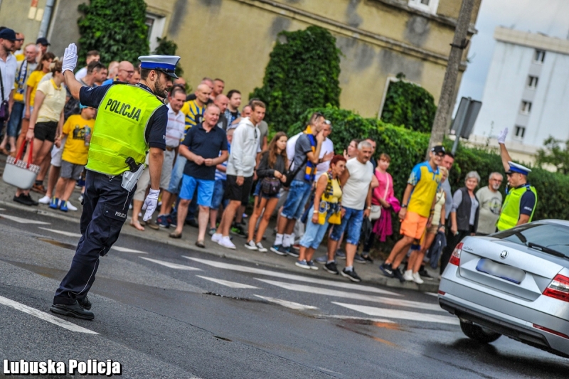 3/6 Policjanci zabezpieczali żużlową imprezę
