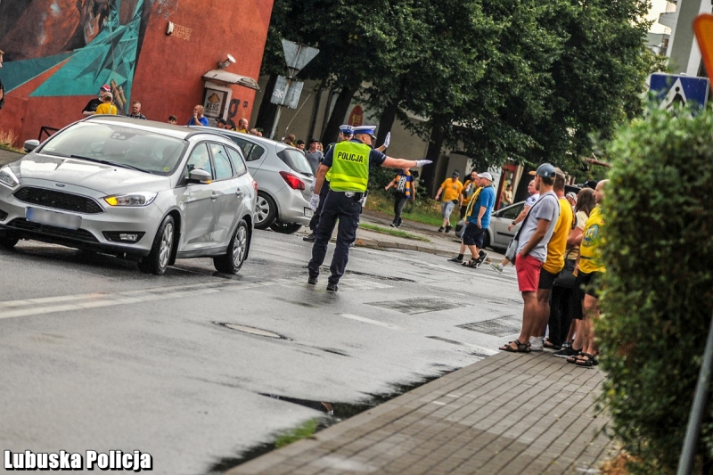 6/6 Policjanci zabezpieczali żużlową imprezę