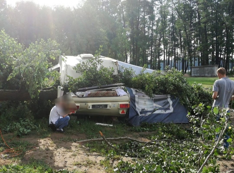 2/3 Drzewo spadło na przyczepę campingową