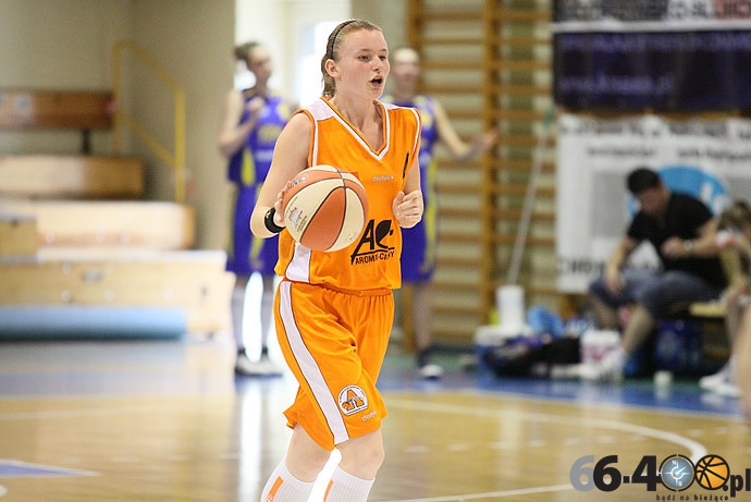 25/60 Drugi dzień rozgrywek Mistrzostw Polski U18 w koszykówce kobiet