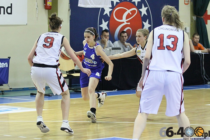 38/60 Drugi dzień rozgrywek Mistrzostw Polski U18 w koszykówce kobiet