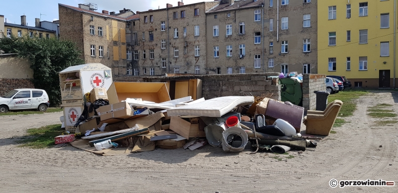 7/7 Dzikie wysypisko na podwórku