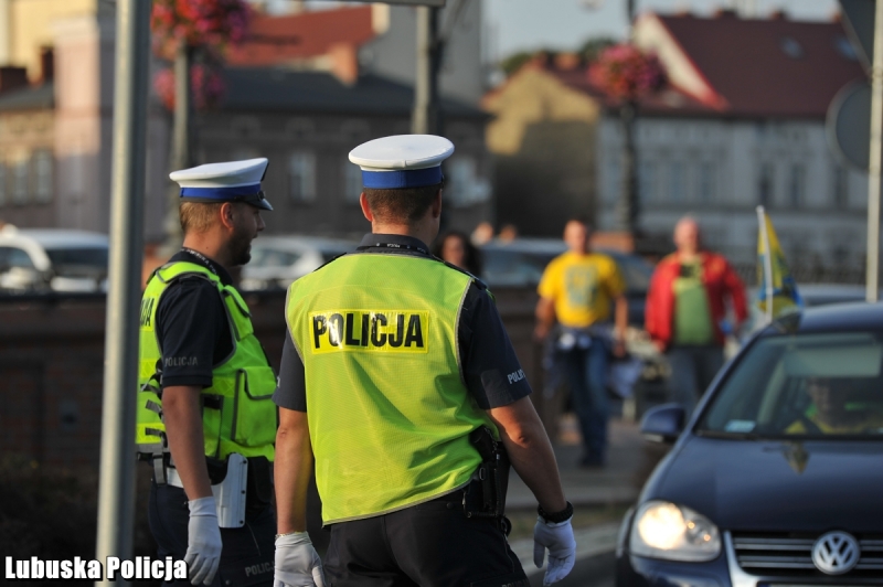 2/13 Policjanci zabezpieczali żużlowy finał