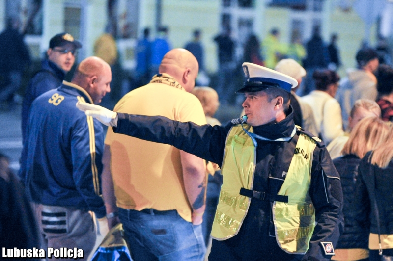 6/13 Policjanci zabezpieczali żużlowy finał