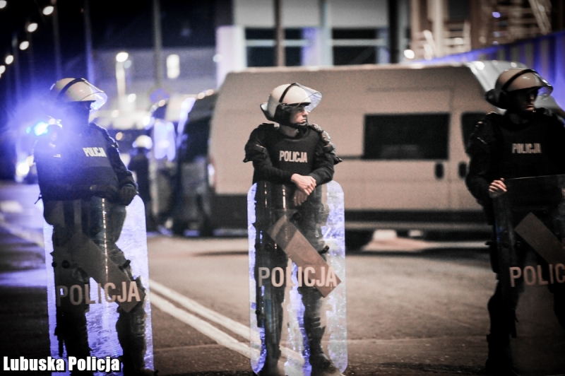 7/13 Policjanci zabezpieczali żużlowy finał