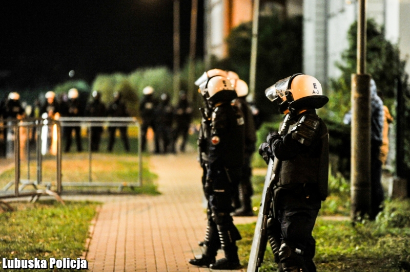 8/13 Policjanci zabezpieczali żużlowy finał