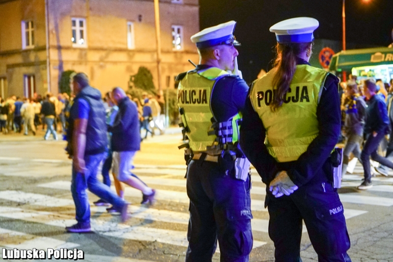 11/13 Policjanci zabezpieczali żużlowy finał