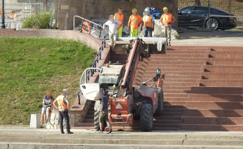 1/3 Koparka zjechała ze schodów