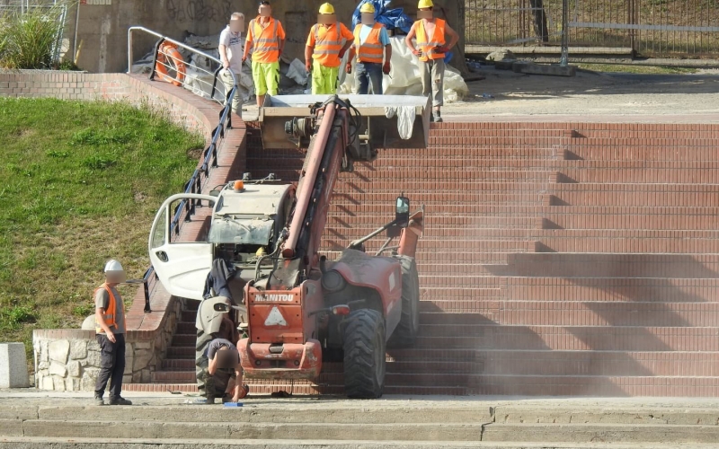 2/3 Koparka zjechała ze schodów