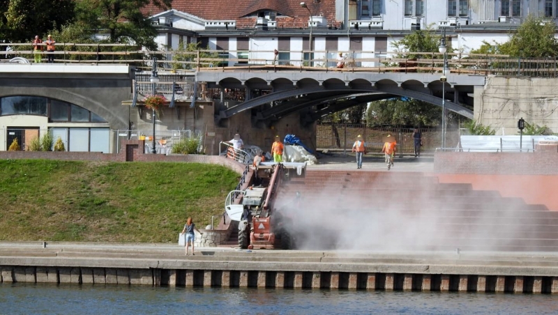 3/3 Koparka zjechała ze schodów