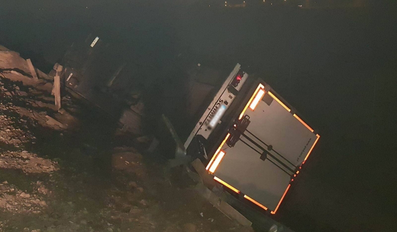 3/9 Przewrócona ciężarówka na S3