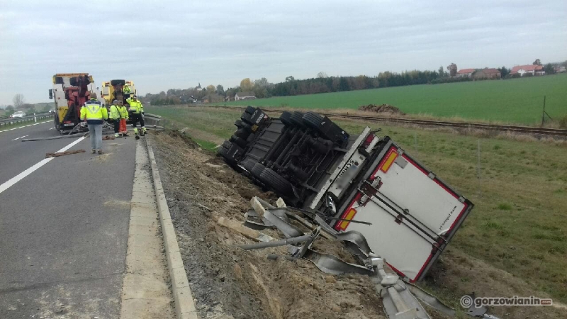 4/9 Przewrócona ciężarówka na S3