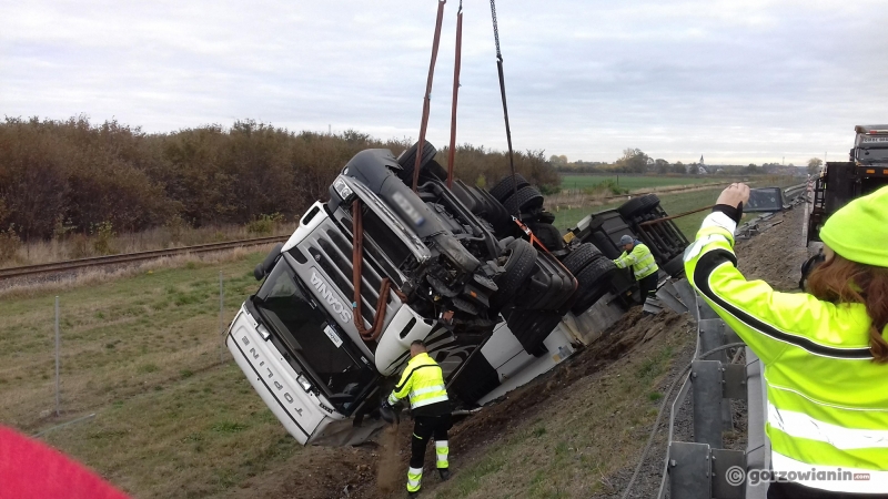 8/9 Przewrócona ciężarówka na S3