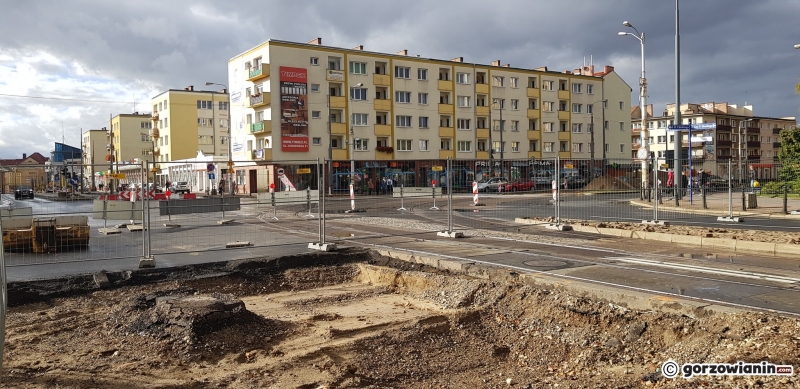 6/10 Prace na deptaku przy Sikorskiego