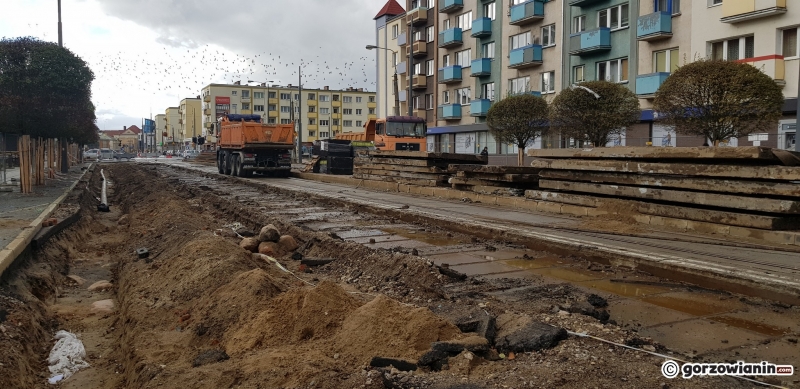 7/10 Prace na deptaku przy Sikorskiego