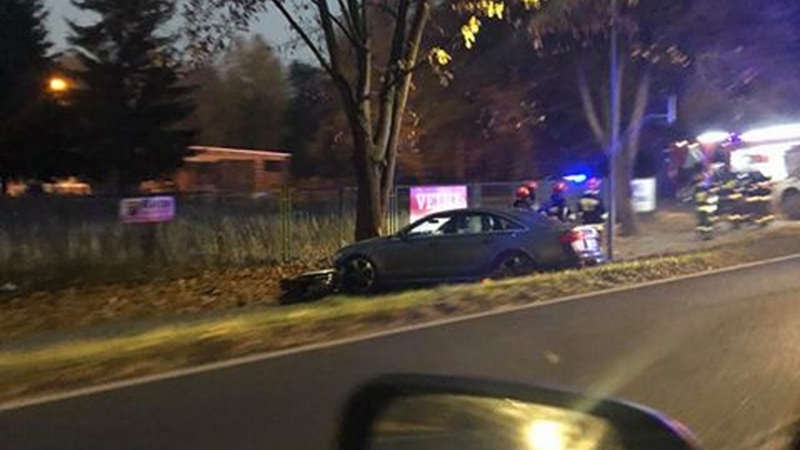 5/6 Audi uderzyło w drzewo w Kłodawie