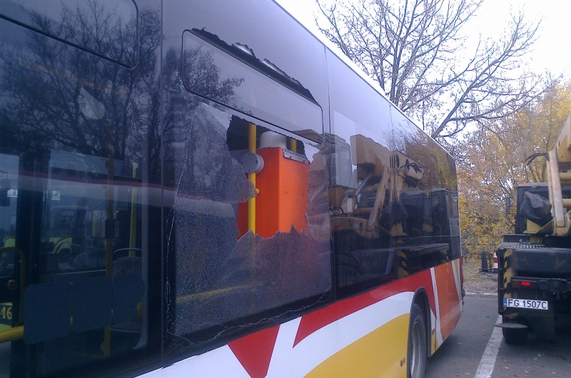 3/4 Wybita szyba w autobusie MZK