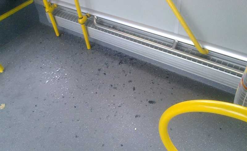 4/4 Wybita szyba w autobusie MZK