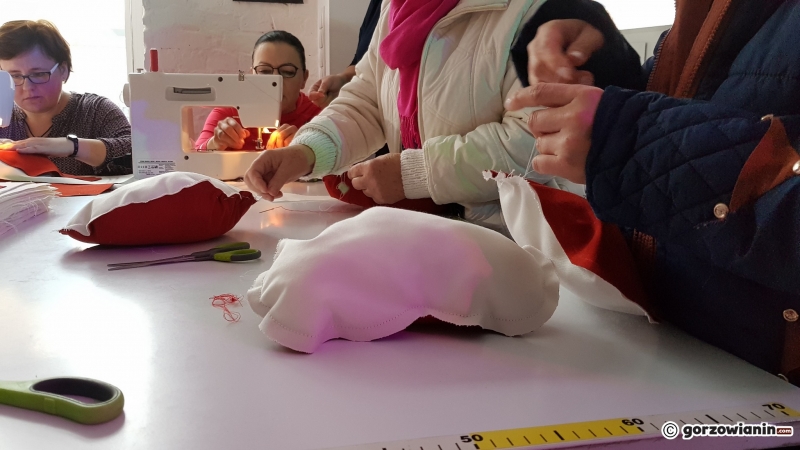 8/24 Biało-czerwone serca na Chrobrego