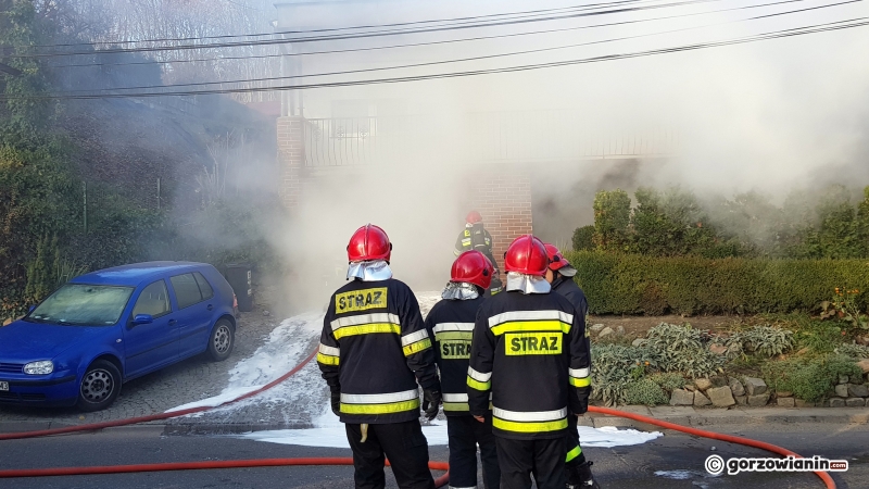 3/4 Pożar auta w garażu