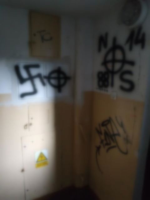 3/4 Zdewastowana klatka schodowa