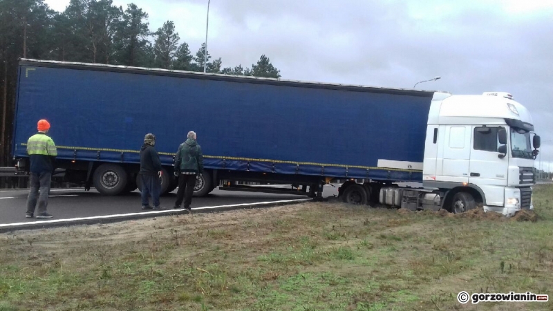 3/5 Kierowca ciężarówki wjechał pod prąd na S3